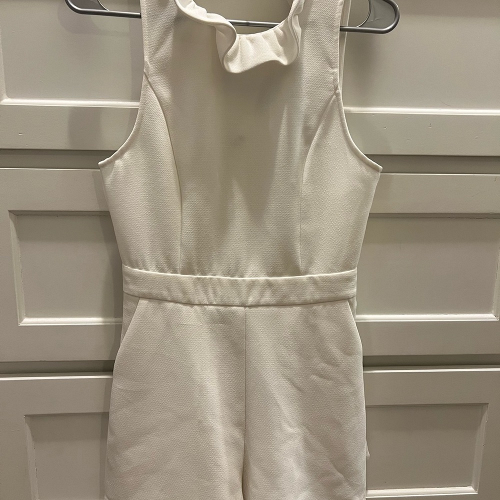 DO+BE White Sleeveless Outfit